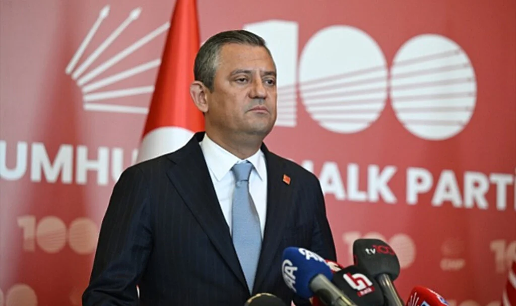 CHP'nin Haftalık Anketleri: Özgür Özel'in Konuşmaları Halkta Nasıl Karşılık Buluyor?