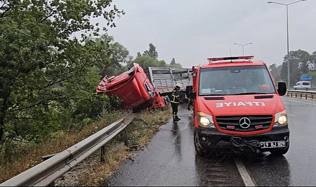 Çorum-Samsun Yolunda Peş Peşe İki Kaza: 4 Yaralı