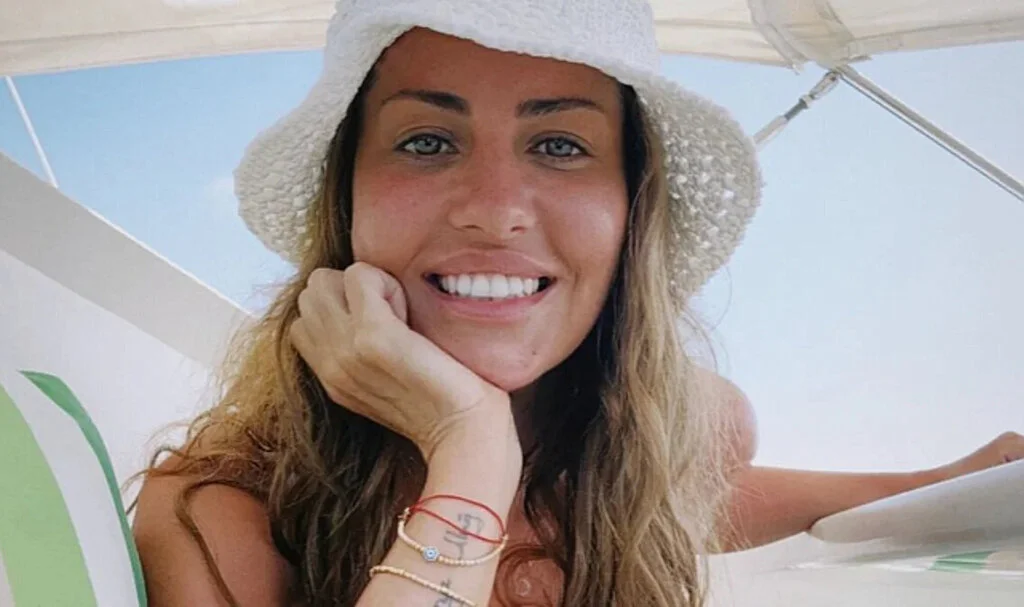 Derya Uluğ Beyaz Bikinisiyle Büyüledi