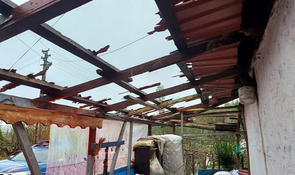 Dolu çatıları delik deşik yaptı