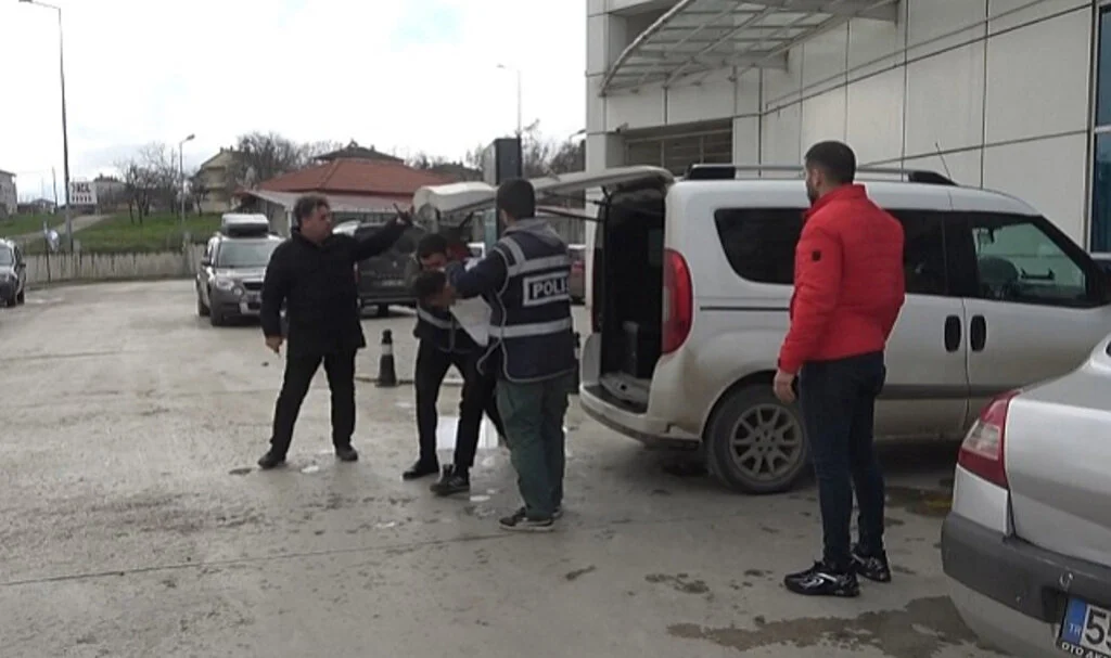 Eski Eşinin Arkadaşını Bıçaklayarak Öldüren Şahsa 24 Yıl Hapis