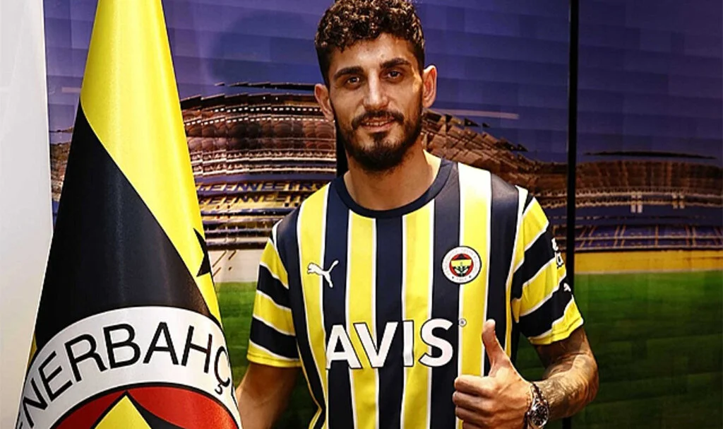 Fenerbahçe'nin Milli Stoperi Samet Akaydin'in Geleceği Belirsizliğini Koruyor