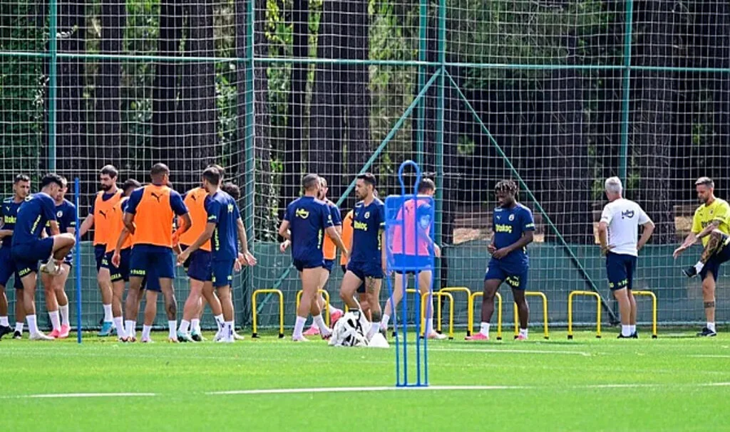 Fenerbahçe'nin UEFA Kadrosu Açıklandı: 9 İsim Kadro Dışı