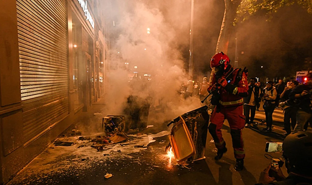 Fransa Sokaklarında Gergin Kutlama: Polis Biber Gazıyla Müdahale Etti