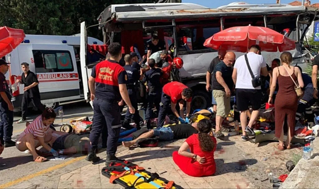Freni Boşalan Tur Otobüsü Dehşet Saçtı: 2 Ölü, 28 Yaralı