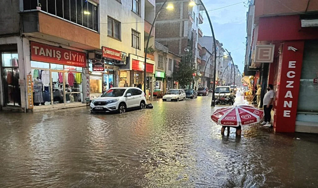 Giresun'da Sağanak Yağış Hayatı Felç Etti