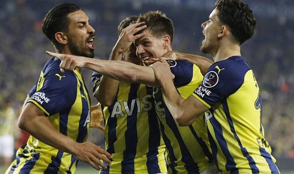 Göztepe, Fenerbahçe'nin 2 Oyuncusunu Transfer Ediyor