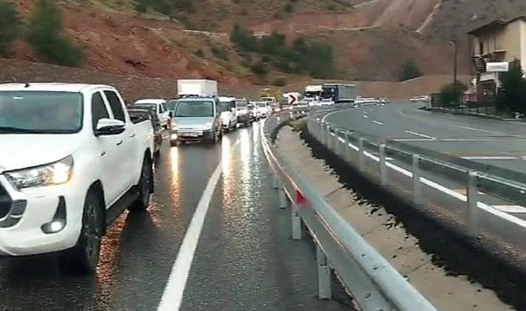 Gümüşhane-Bayburt Yolu Şiddetli Yağıştan Kapandı