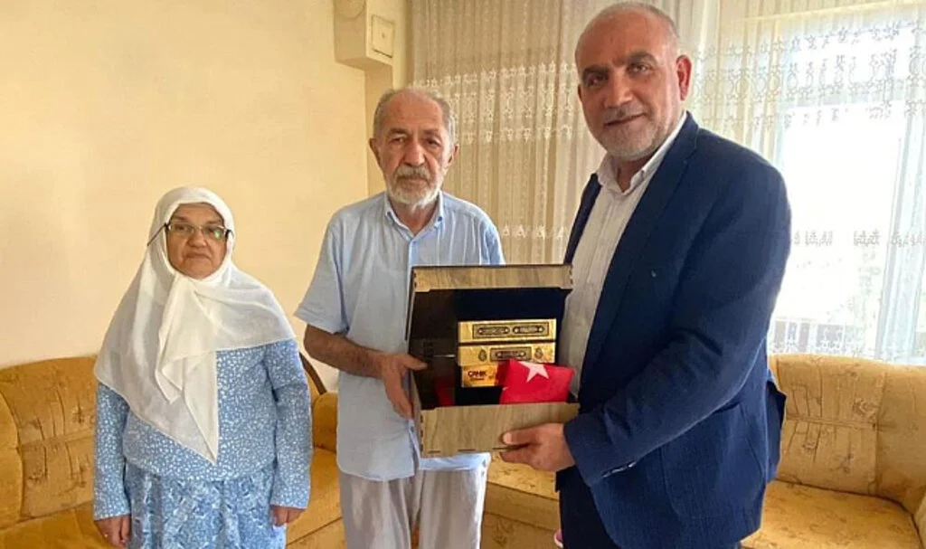 Hacılar için Kur’an-ı Kerim ve Türk Bayrağı Hediye Etti