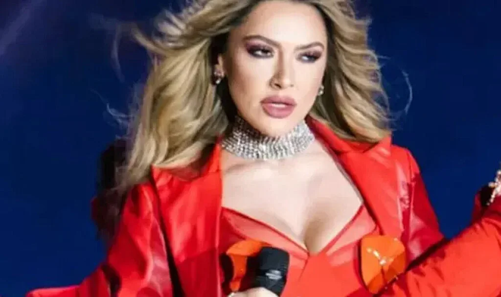 Hadise'nin Harbiye Konseri Tarzı: "Kapalıyım Ama Yine Seksiyim"