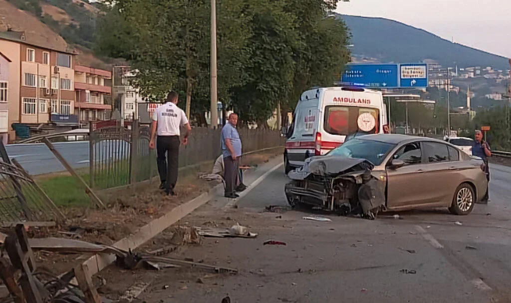 Hakimiyeti Kaybetti, Bariyerlere Girdi: Samsun'da 4 Kişi Yaralandı