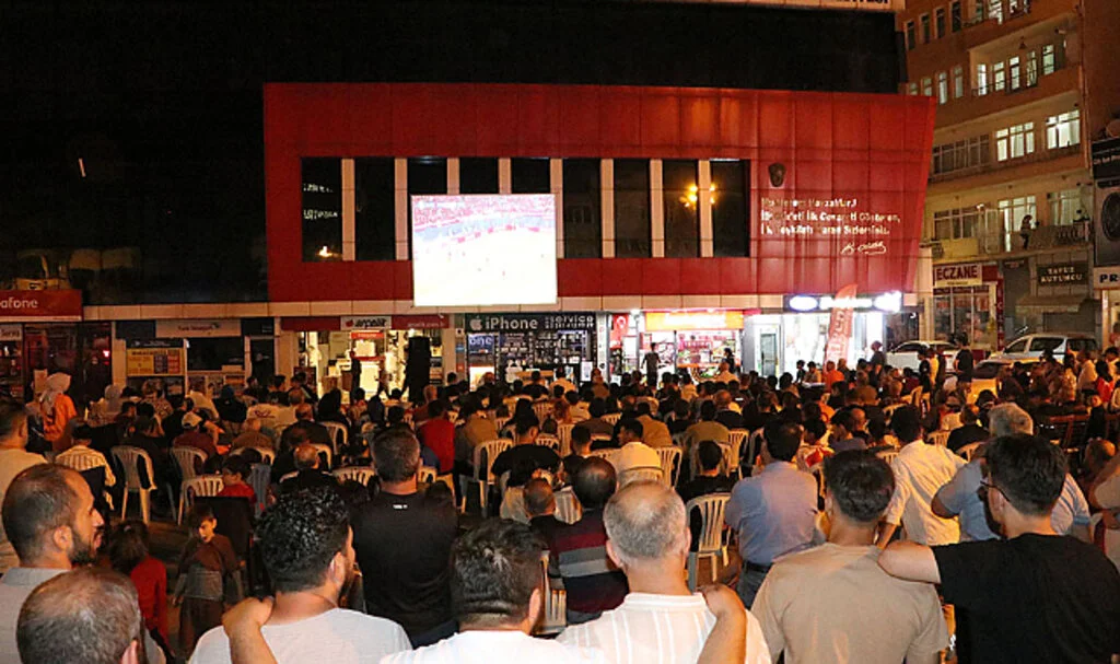 Havza ve 19 Mayıs İlçelerinde Vatandaşlar Milli Maçı Dev Ekranlardan Coşkuyla İzledi