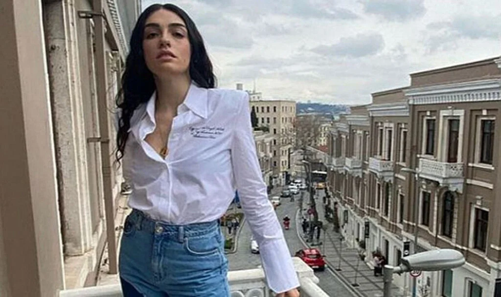 Hazar Ergüçlü Tatil Keyfini Bikinisiyle Çıkardı!