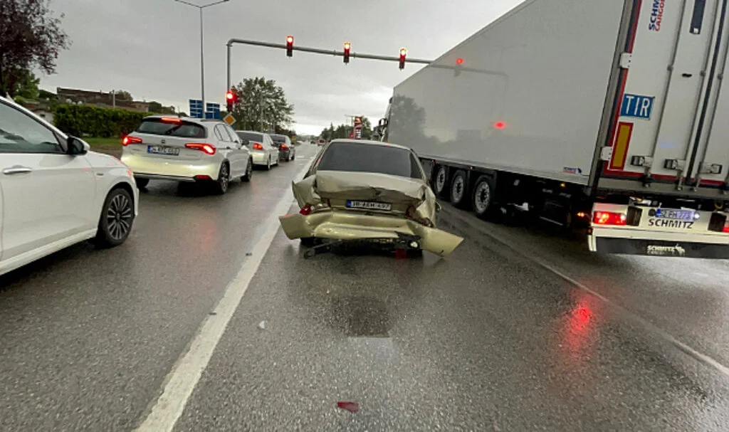 Işıkta duran otomobile çarptı: 2 yaralı