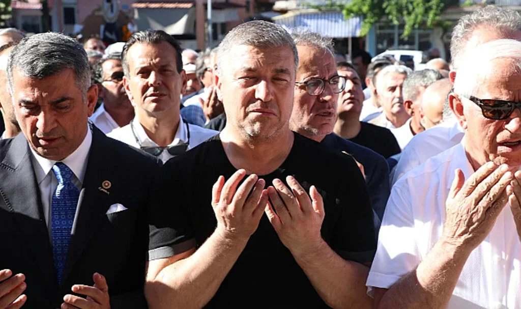 İsmail Küçükkaya'nın Annesi Toprağa Verildi