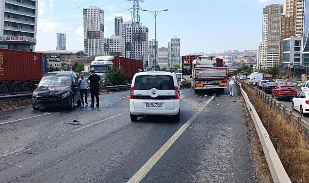 İstanbul E-5'te 15 Araçlı Zincirleme Kaza: Trafik Tek Şeride Düştü