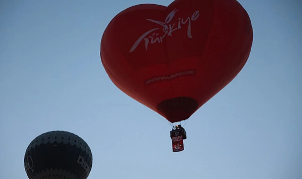 Kapadokya'da Balonlar Bayraklarla Süslendi