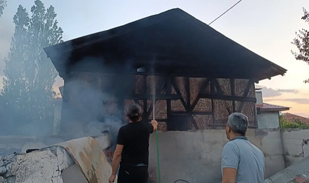 Kastamonu'da Yangın: 2 Ev Samanlık ve Traktör Yandı