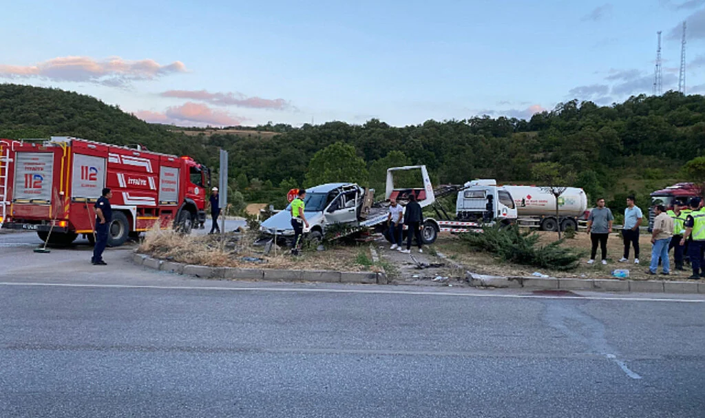 Kavak ilçesindeki Trafik Kazasında 9 Kişi Yaranmıştı! 1 Kişi Hayatını Kaybetti
