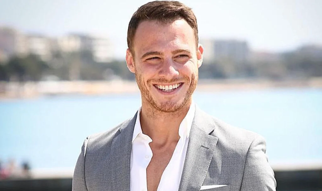 Kerem Bürsin'in Üstsüz Pozları Sosyal Medyayı Salladı