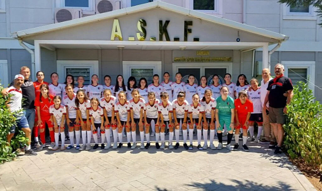 Ladik'in Kadın Futbolcuları Özbulut'u Ziyaret Etti
