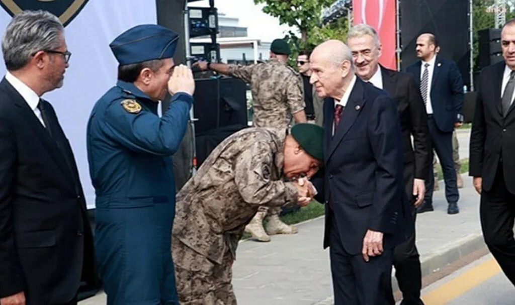 MHP'den 'El Öpme' Tartışmasına Açıklama
