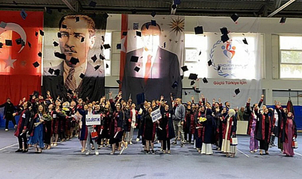 OMÜ Alaçam MYO'da mezuniyet töreni yapıldı