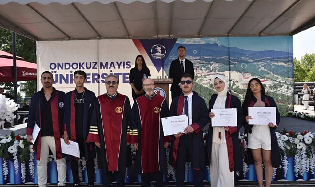 OMÜ'de İktisatçıların mezuniyet coşkusu
