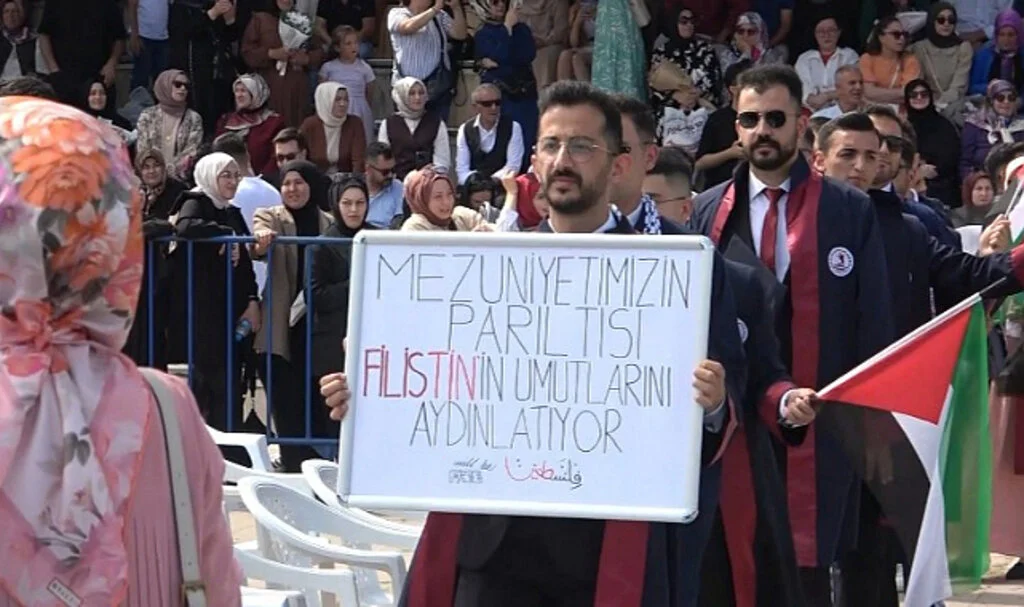 OMÜ İlahiyat Fakültesi Mezuniyetinde Filistin Protestosu