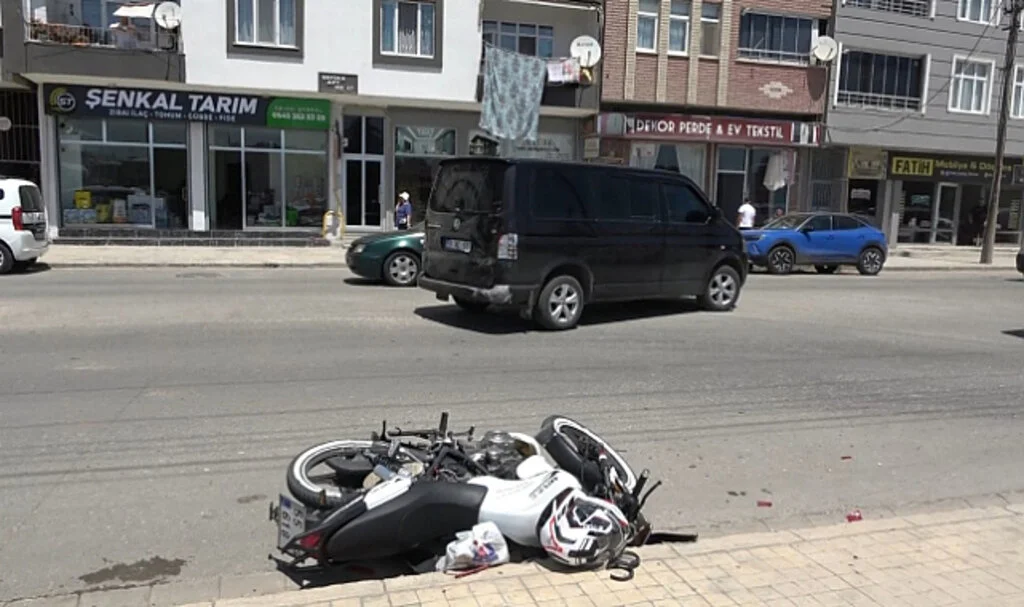 Önündeki minibüse çarptı yaralandı