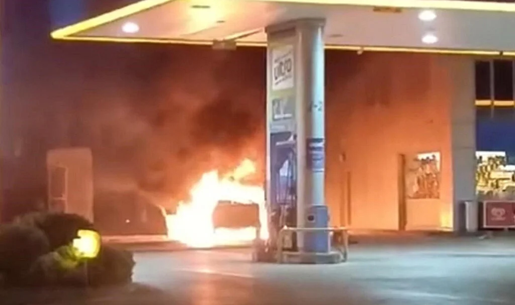 Otomobil Benzincide Alev Aldı Korku Dolu Anlar Yaşandı