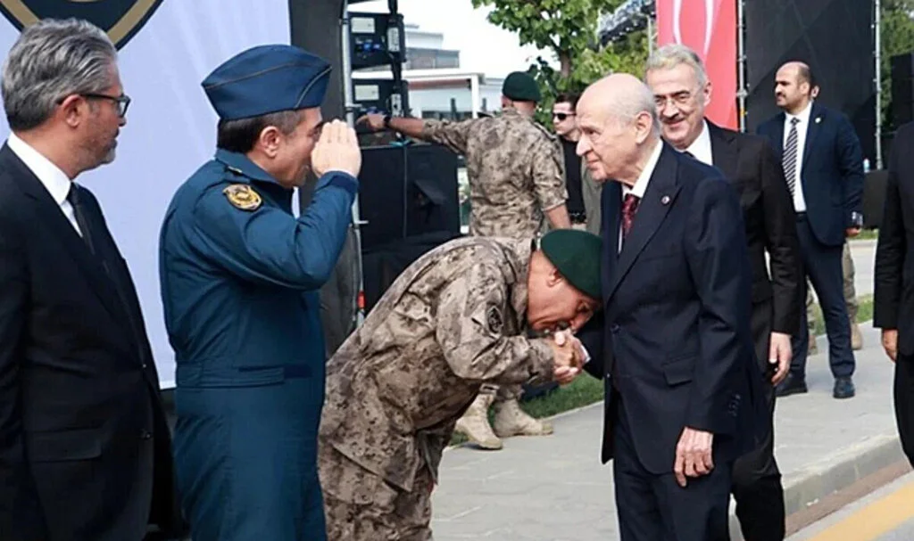Özel Harekat Başkanı Bahçeli'nin Elini Öptü