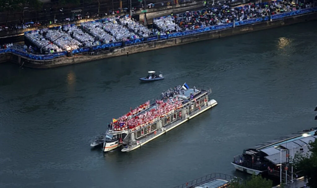 Paris 2024'te su kirliliği krizi: Sen Nehri'nde açık su yüzme antrenmanı iptal edildi