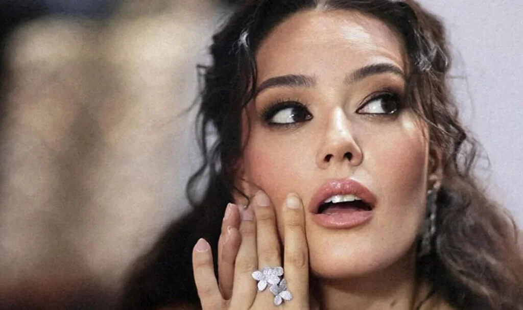 Pelin Akil ve Anıl Altan Tatilde Mutlu