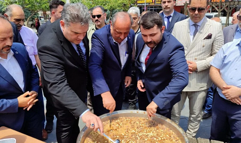 Salıpazarı'nda  aşure dağıtıldı