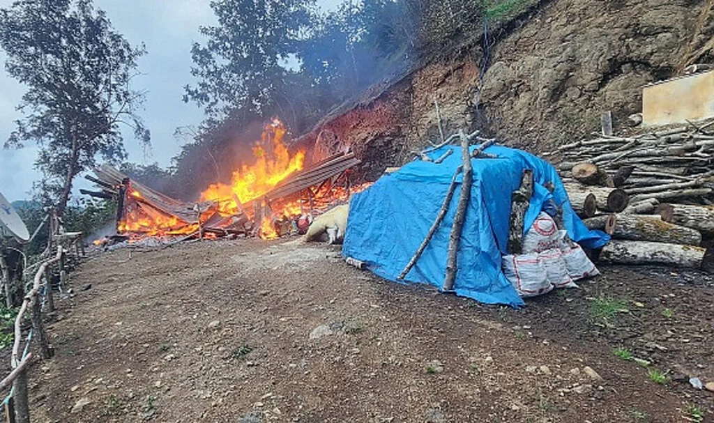Salıpazarı'nda Yangın Çıkan Ahşap Ev Küle Döndü