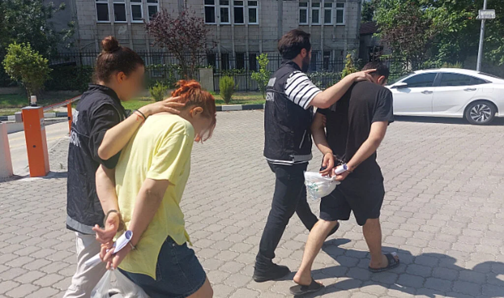 Samsun'da araçlarında uyuşturucu ele geçen 2 kişi tutuklandı
