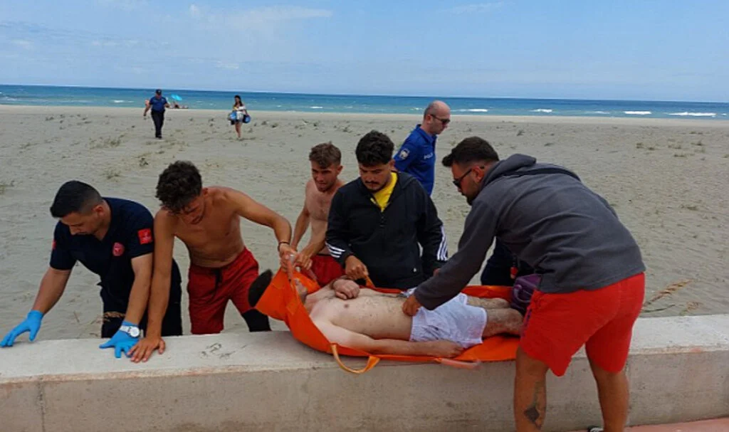 Samsun'da boğulma tehlikesi geçiren genci vatandaşlar kurtardı