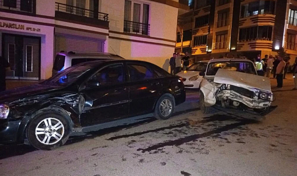 Samsun'da İki Otomobil Çarpıştı: 5 Yaralı