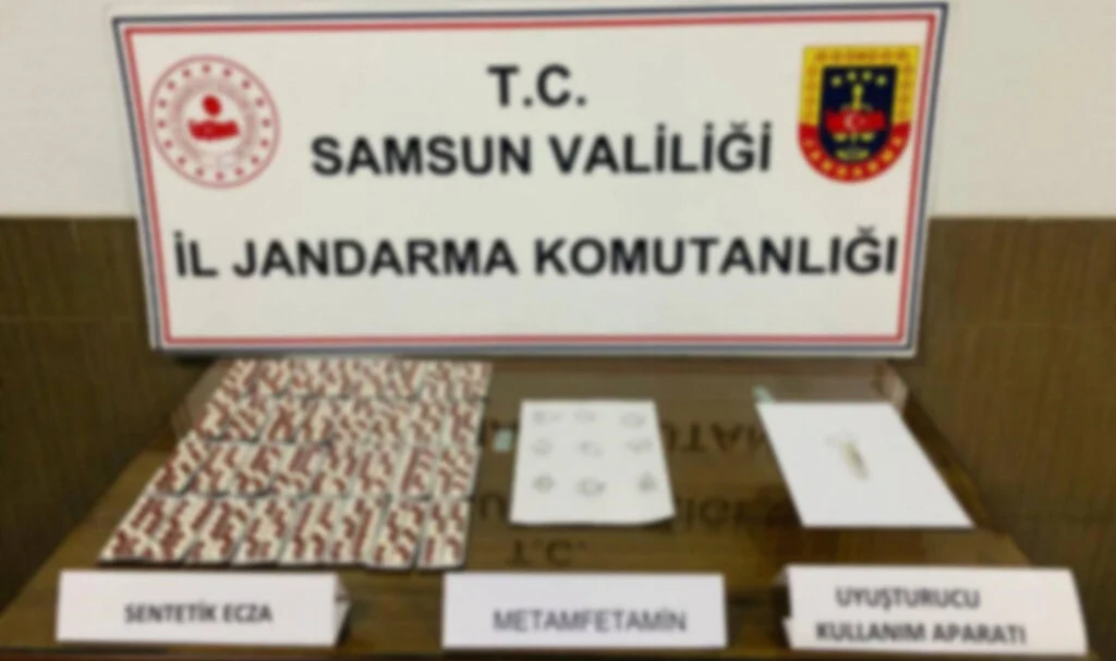 Samsun'da Jandarma, uyuşturucu ticareti yapılan araçtaki 2 kişiyi gözaltına aldı