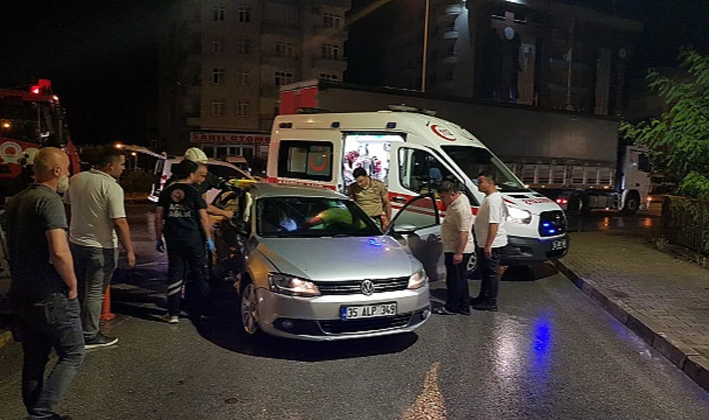 Samsun'da Kavşakta İki Otomobil Çarpıştı: 4 Yaralı