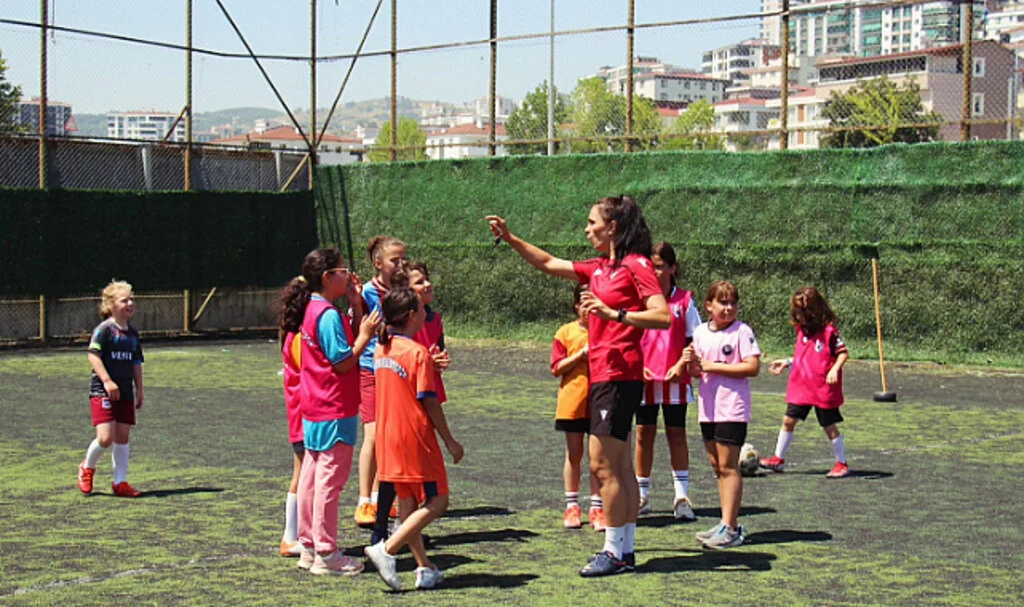 Samsun'da Kız Futbol Okuluna Yoğun İlgi