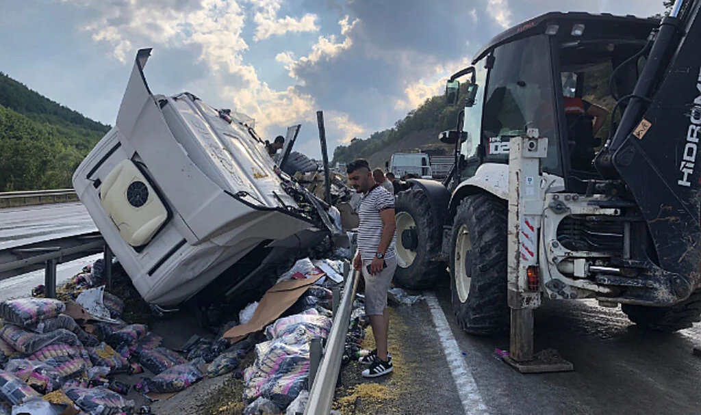 Samsun'da Makarna Yüklü Tır Devrildi