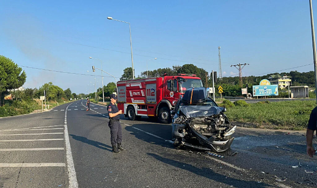 Samsun'da otobüsle çarpışan otomobildeki yolcu yaralandı 