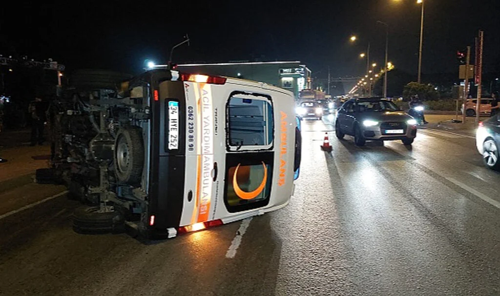 Samsun'da Otomobil ile Ambulans Çarpıştı: 3 Yaralı