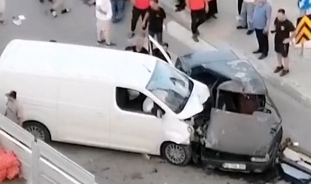 Samsun'da Otomobil ile Panelvan Çarpıştı: 2 Yaralı
