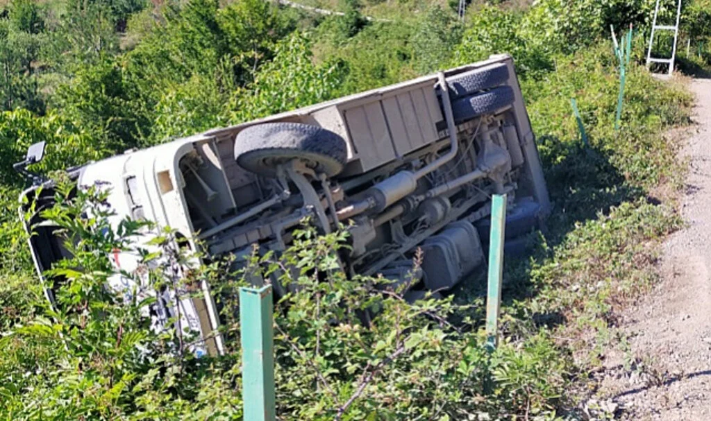 Sinop Türkeli'de Yol Yapım Şirketine Ait Servis Otobüsü Devrildi