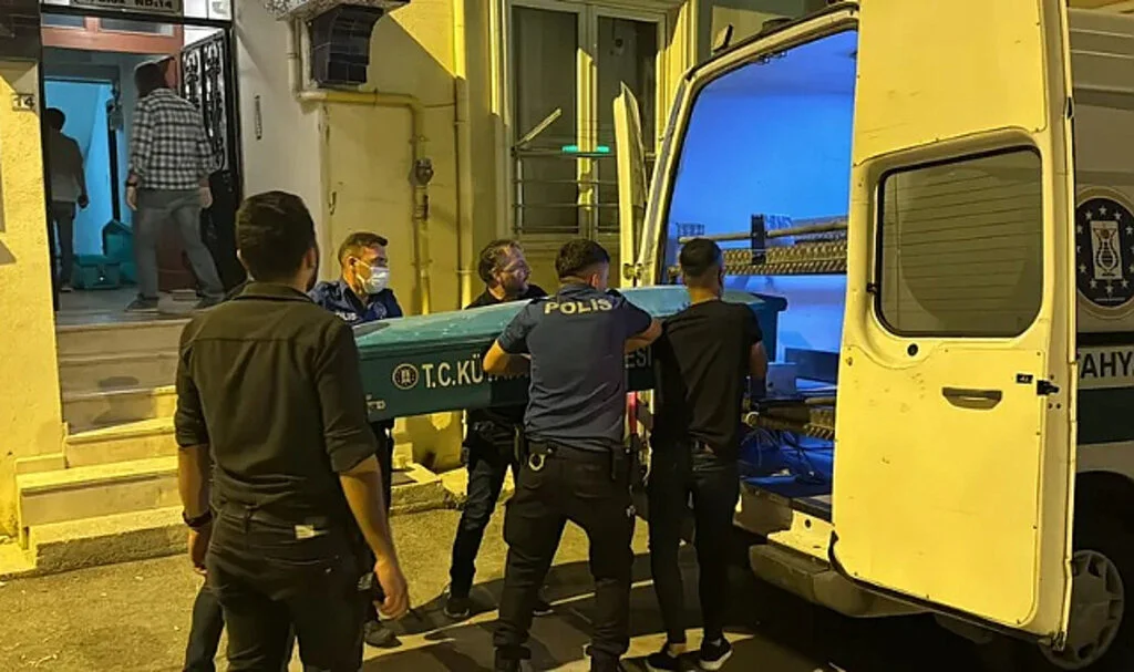 Şok İtiraf: Hem Annesini Hem Üvey Babasını Öldürdü