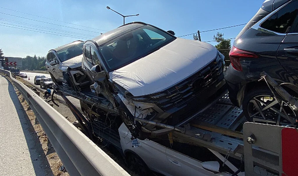 TEM Otoyolunda TIR Kazası: Sıfır Otomobiller Hasar Aldı