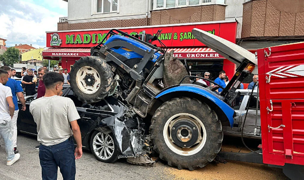 Tokat'ta Freni Boşalan Traktör Araçlara Çarparak Durabildi